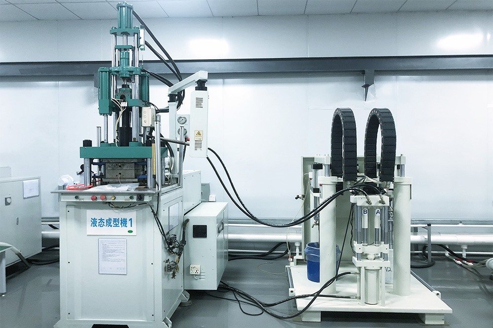 液体成形機